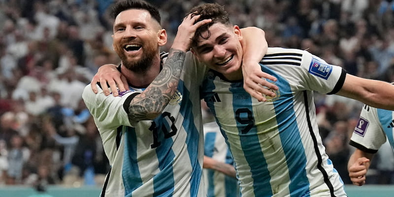 Messi và Alvarez là 2 ngòi nổ được kì vọng nhất trên hàng công trong đội hình Argentina